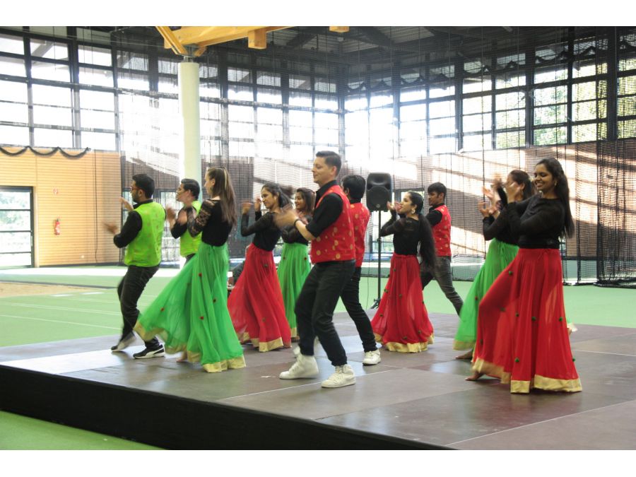 Impressionen beim Tanz aller Kulturen (Foto: © Bildungs- und Integrationszentrum, Kreis Paderborn, Johanna Leifeld)